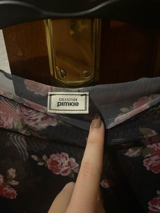 Camisa Pimkie flores negra y rosa talla L