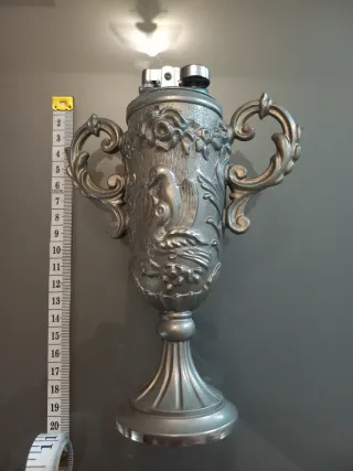 Accendino vintage peltro design trofeo
