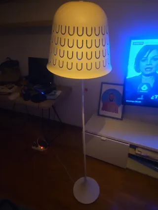 Lámpara de pie blanca