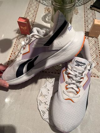 Zapatillas Reebok Mujer Blancas y Moradas y naraja