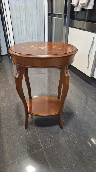 Mesa auxiliar antigua de madera con incrustaciones