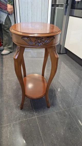 Mesa auxiliar antigua de madera con incrustaciones