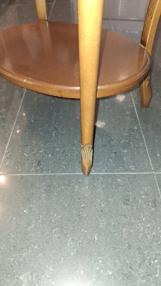 Mesa auxiliar antigua de madera con incrustaciones