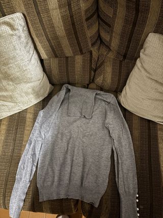 Jersey gris con botones en puño