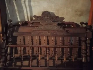 Cabeceros de cama antiguos de madera.