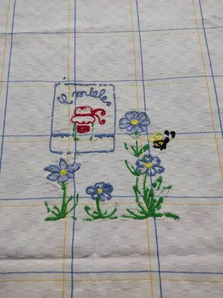 Tovaglia a quadri con ricami floreali