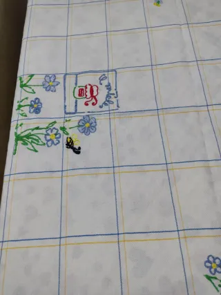 Tovaglia a quadri con ricami floreali