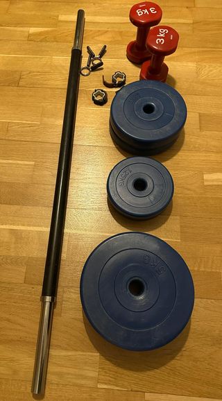 Barra, discos y mancuernas para entrenar
