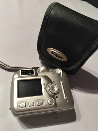Cámara Nikon Coolpix 2100 Y2K Plata