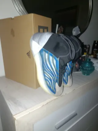 Adidas Yeezy QNTM Beige/Azul Sin Usar