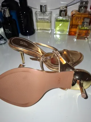 Sandalias Zara doradas