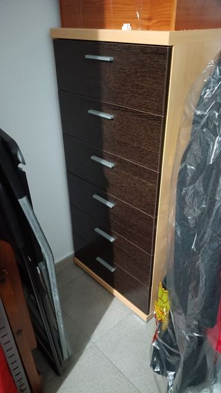 Cómoda de 6 cajones. Espaciosa y compacta.