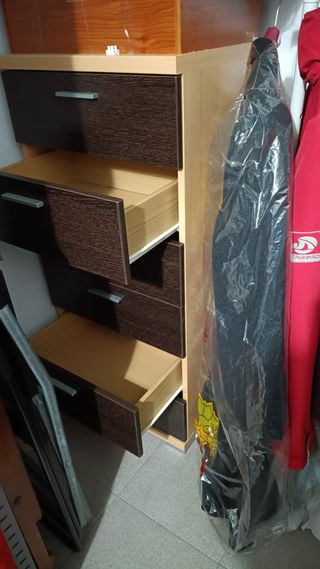 Cómoda de 6 cajones. Espaciosa y compacta.