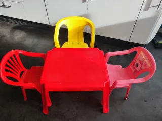 Mesa y 3 Sillas Plástico Niños