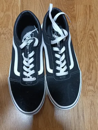 Zapatillas Vans Negras con Raya Blanca