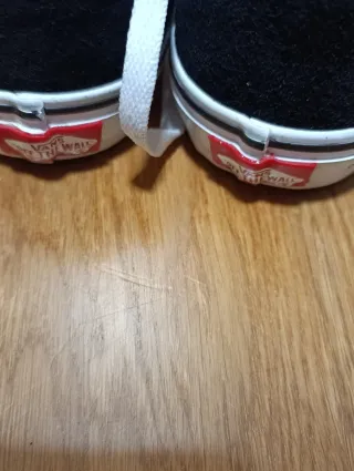 Zapatillas Vans Negras con Raya Blanca