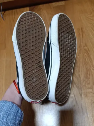 Zapatillas Vans Negras con Raya Blanca