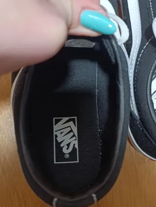 Zapatillas Vans Negras con Raya Blanca