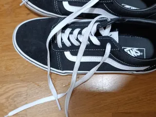Zapatillas Vans Negras con Raya Blanca