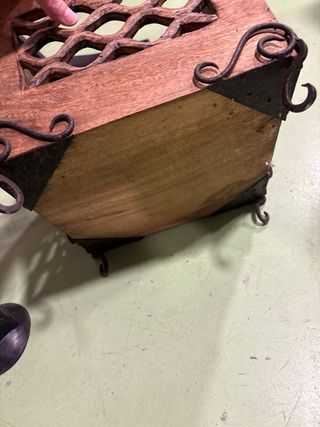 Macetero de madera con detalles metálicos