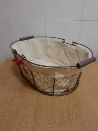 Cesta metálica con forro de tela y lazo rojo