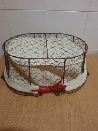 Cesta metálica con forro de tela y lazo rojo