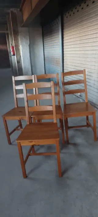 Juego de 4 sillas de madera