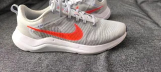 Zapatillas running Nike grises con logo  naranja