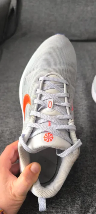 Zapatillas running Nike grises con logo  naranja