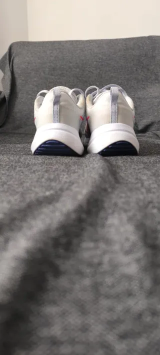 Zapatillas running Nike grises con logo  naranja