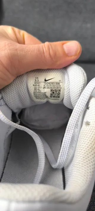 Zapatillas running Nike grises con logo  naranja