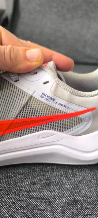 Zapatillas running Nike grises con logo  naranja