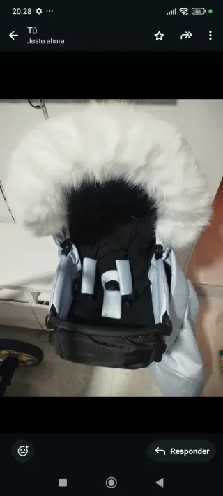 Carro de bebé azul con detalles dorados