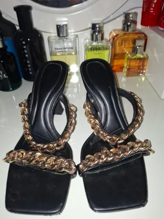 Sandalias negras con cadena dorada