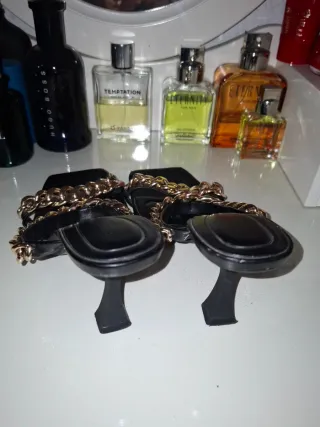 Sandalias negras con cadena dorada