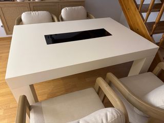 Mesa de comedor de madera y vidrio negro