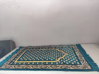 Alfombra azul y blanca de poliéster