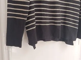 Jersey negro rayas blancas de cuello pico clásico