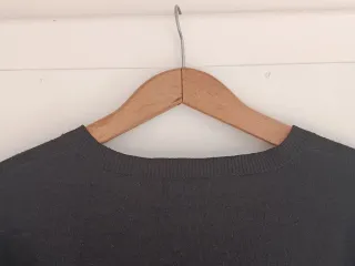 Jersey negro rayas blancas de cuello pico clásico