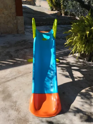 Tobogán infantil azul y naranja