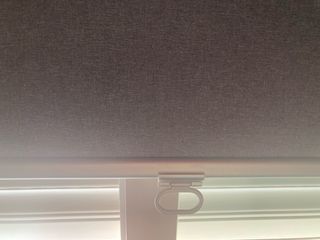 Estor opaco gris azulado para ventana