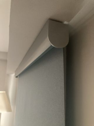 Estor opaco gris azulado para ventana