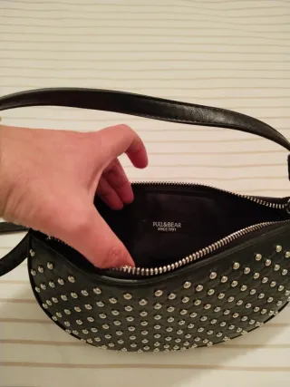 Bolso negro con tachuelas