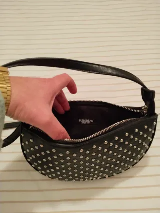 Bolso negro con tachuelas