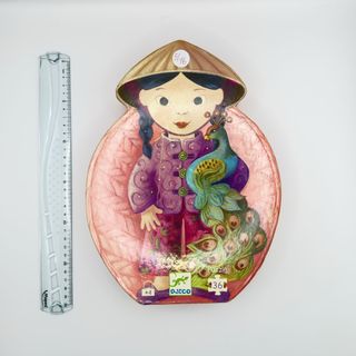Puzzle Djeco Niña con Pavo Real 36 Piezas