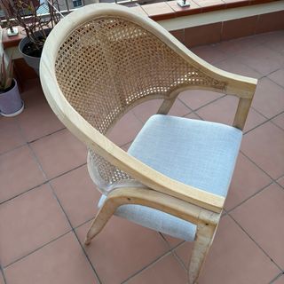 Silla clásica de madera y tela