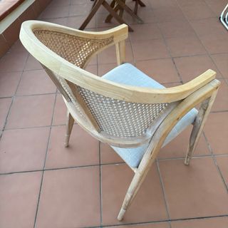 Silla clásica de madera y tela