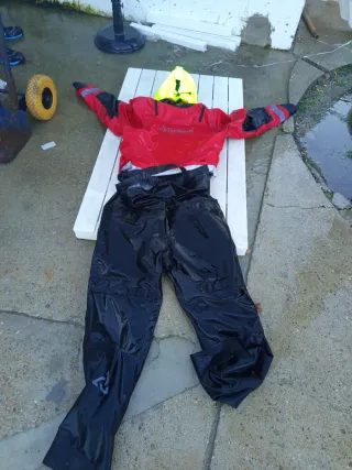 Traje seco Typhoon rojo y negro