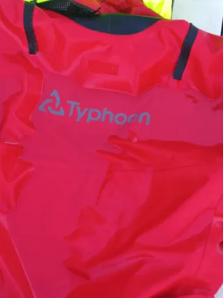 Traje seco Typhoon rojo y negro