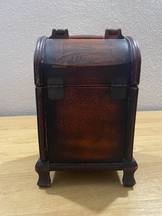 Caja de madera con reloj decorativo